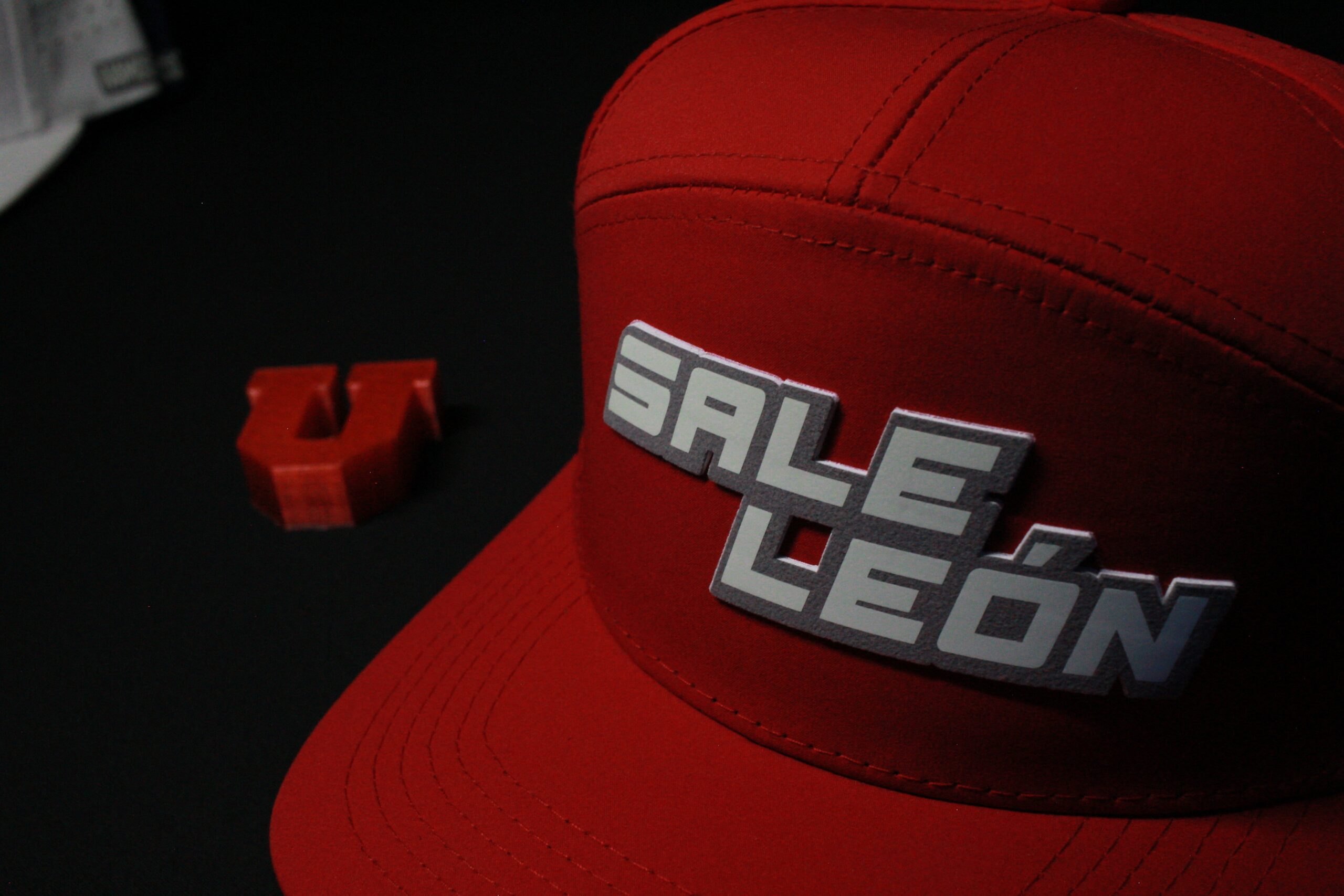 Romantico Viajero+Sale león+3 Regalos - Gorro U de Chile 3D Brilla en la oscuridad - Imagen 4