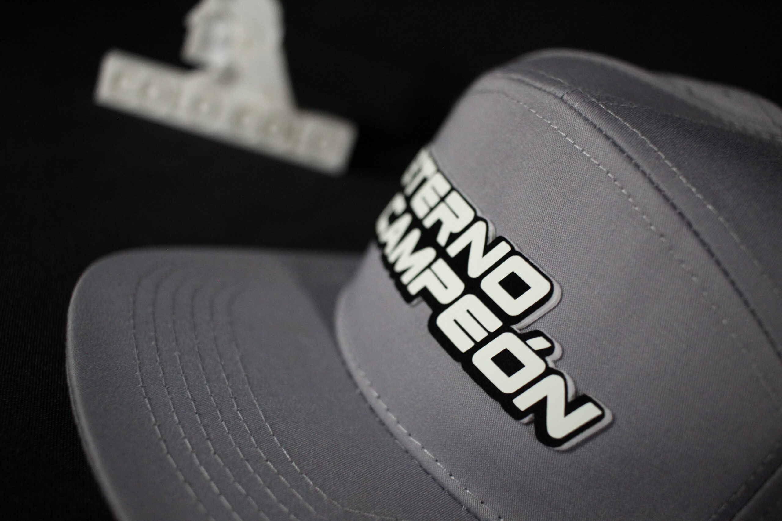 Gorro Colo Colo 3D Eterno Campeon+llavero+stickers - Brilla en la oscuridad - Imagen 5