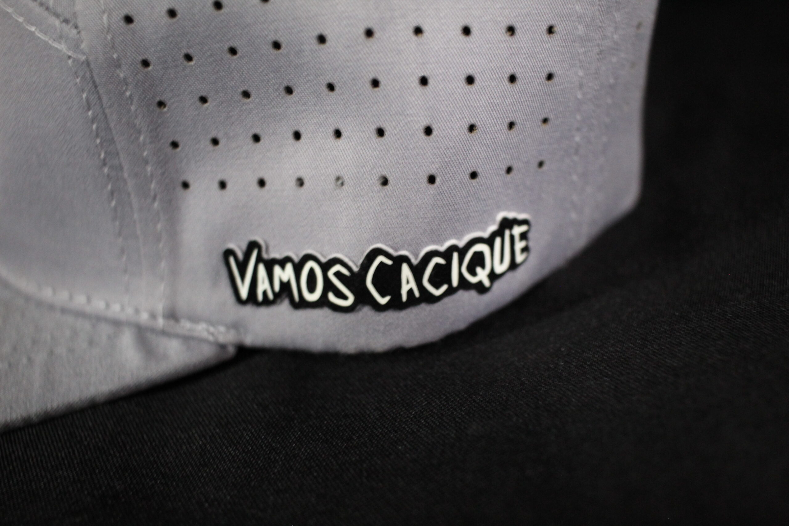 Gorro Colo Colo 3D Eterno Campeon+llavero+stickers - Brilla en la oscuridad - Imagen 2