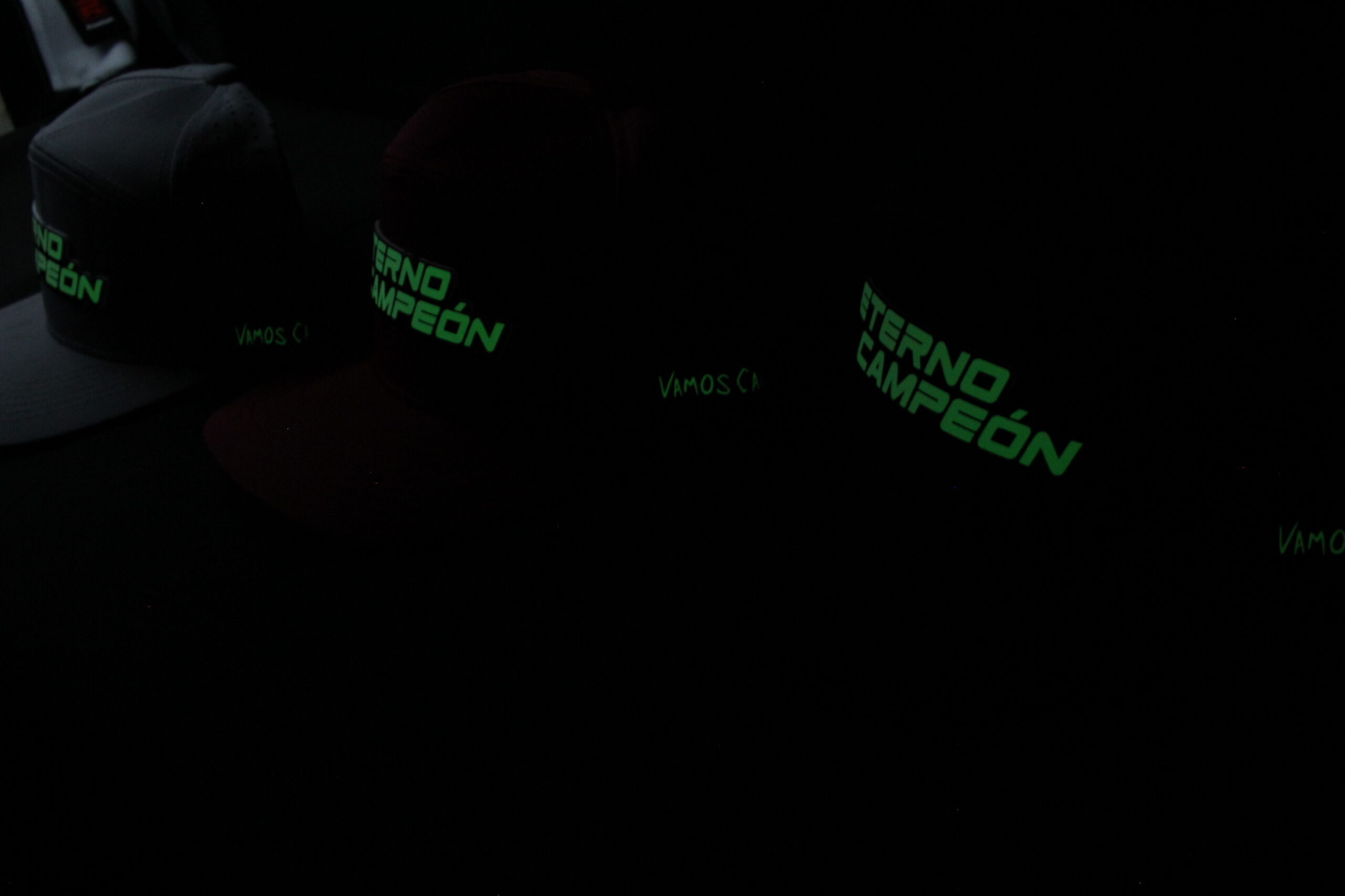 Gorro Colo Colo 3D Eterno Campeon+llavero+stickers - Brilla en la oscuridad - Imagen 8