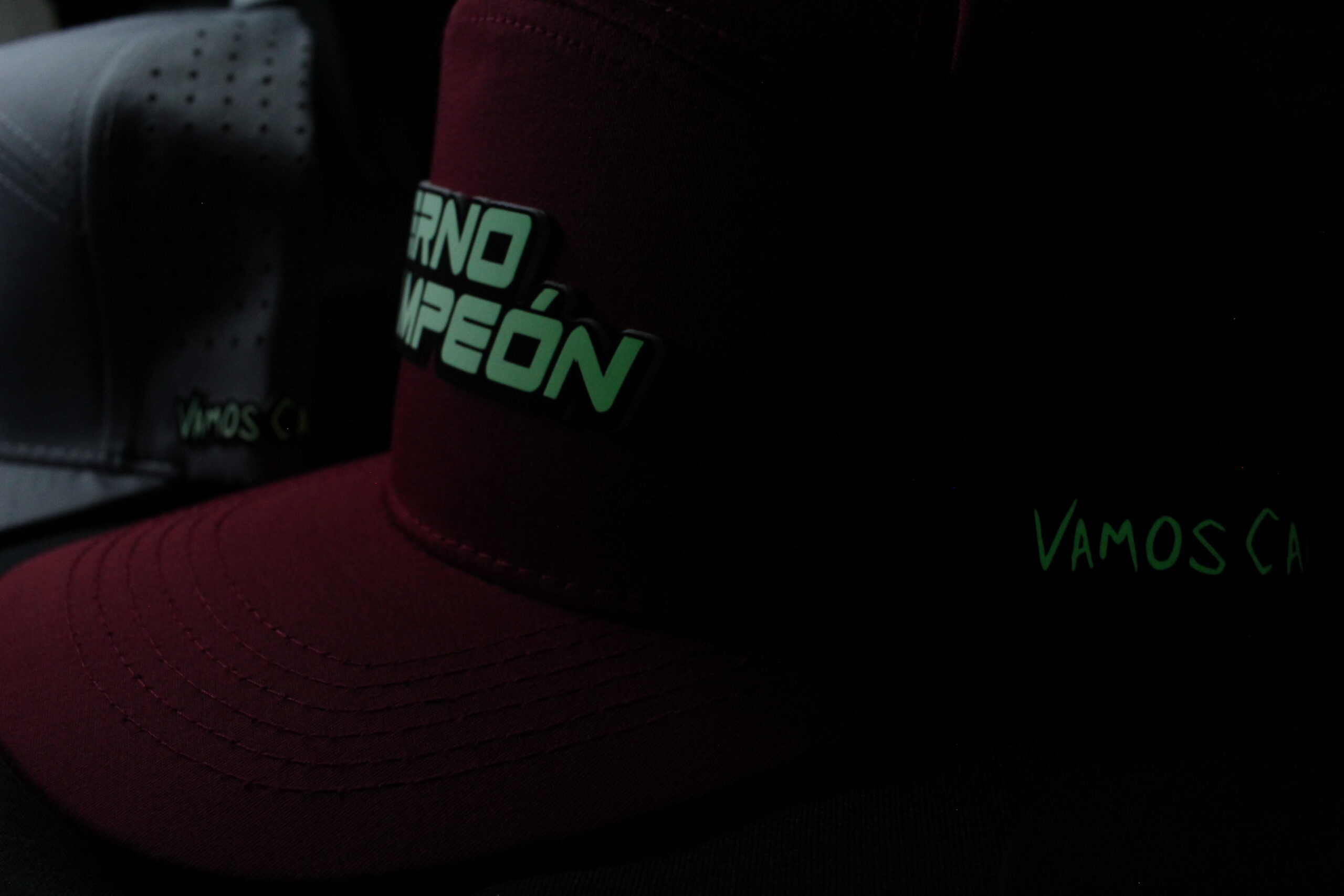 Gorro Colo Colo 3D Eterno Campeon+llavero+stickers - Brilla en la oscuridad - Imagen 9